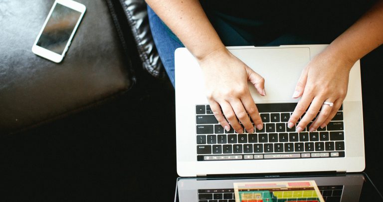 Kvinna med laptop i knät